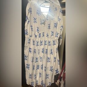 Beautiful floral dress. Pairs well with a nice pair of sandals or flats.